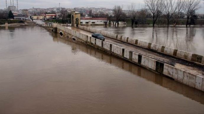 Edirne&#039;de taşan nehirlerin debisi düştü yol açıldı