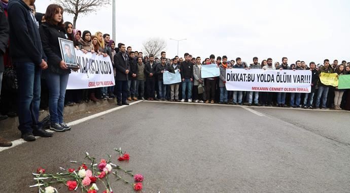 Yozgat&#039;ta üniversite öğrencileri yol kapattı