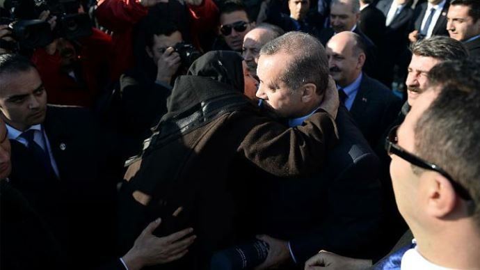 Başbakan Erdoğan&#039;ı defalarca öptü