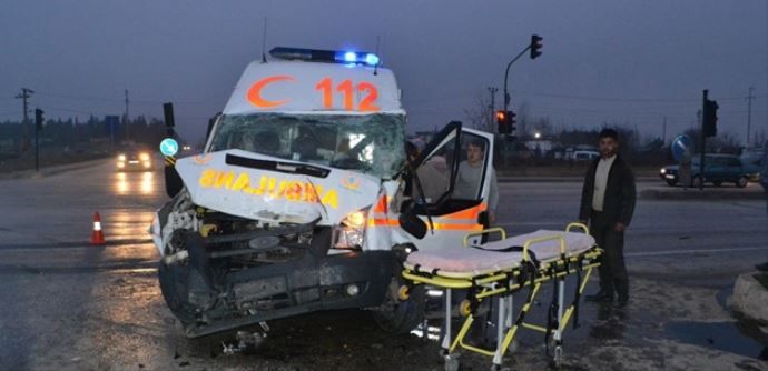 Hasta almaya giden ambulans devrildi: 1 ölü