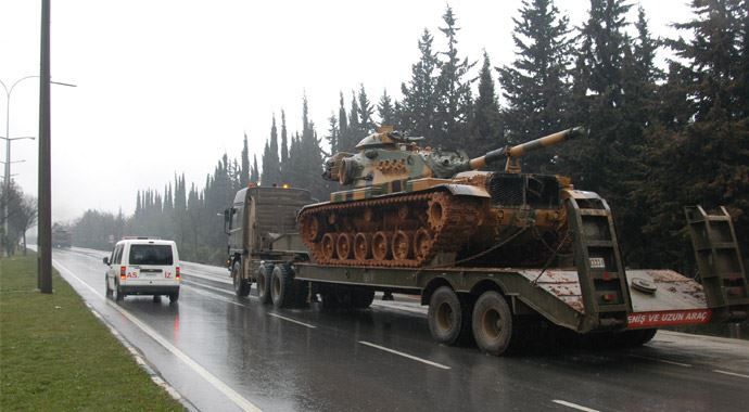 Suriye sınırına tank ve zırhlı birlik sevkiyatı
