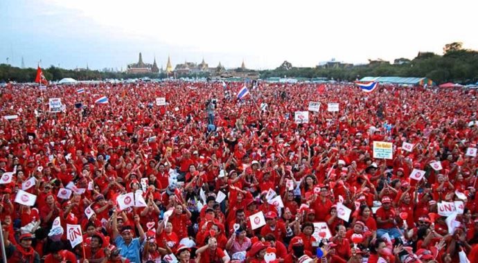 &#039;Kırmızı Gömlekliler&#039;den Başbakan&#039;a destek gösterisi
