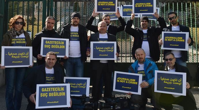 Tutuklu El-Cezire çalışanlarına özgürlük protestoları