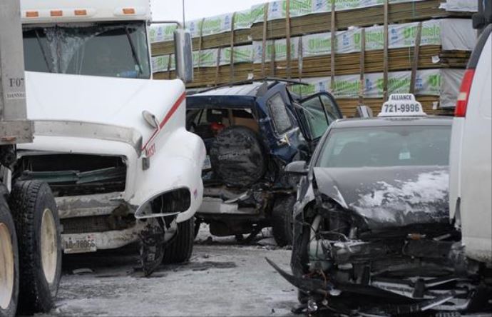 Kanada&#039;da zincirleme kaza: 96 araç birbirine girdi