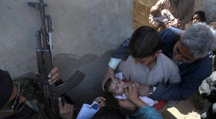 Pakistan&#039;ta çocuk felci aşısı yapan ekibe saldırı: 11 ölü