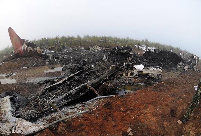Madagaskar&#039;da askeri uçak düştü: 2 teğmen öldü