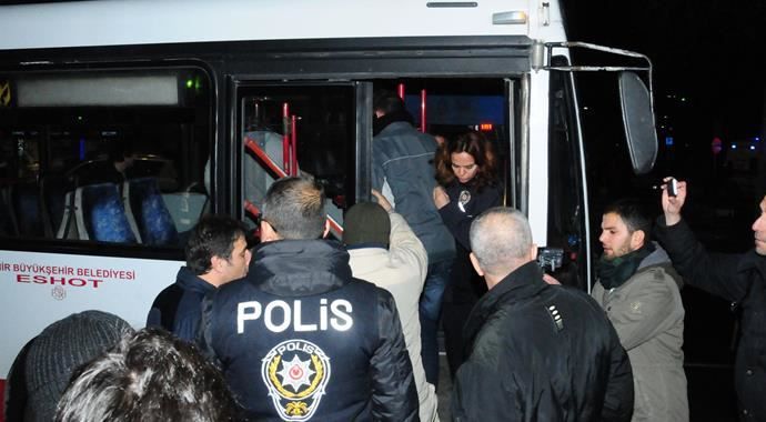 İzmir&#039;deki protestolarda 100 kişi gözaltına alındı