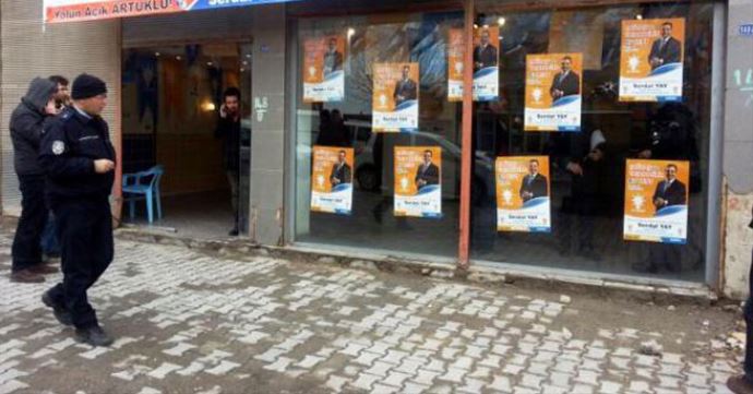 AK Parti ve CHP seçim bürolarına taşlı sopalı saldırı