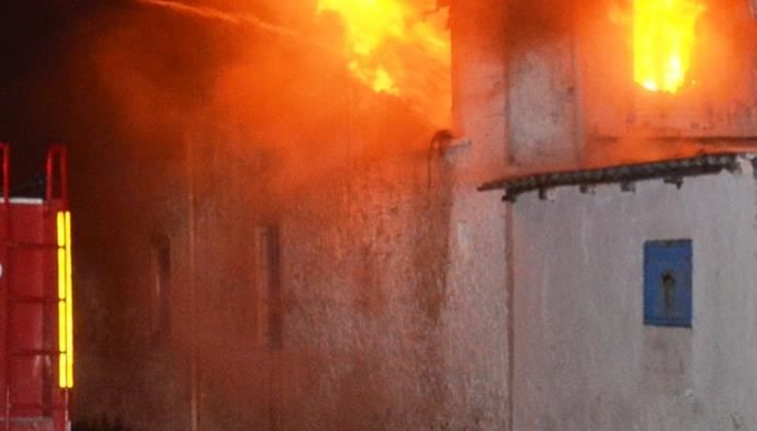 Bodrum&#039;da korkutan yangın, alevler içinde kalan bina küle döndü
