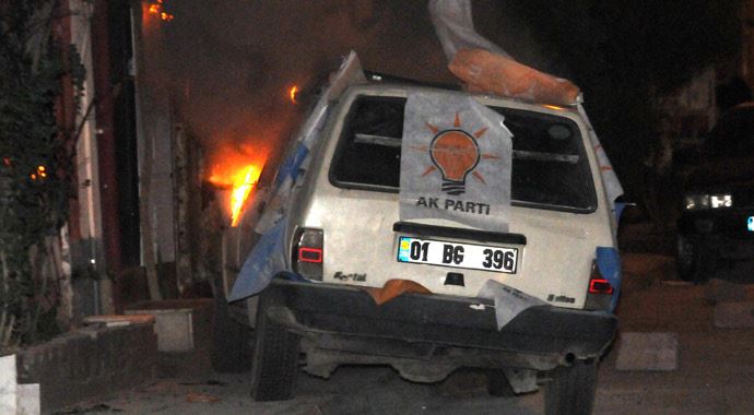 AK Parti bayraklı otomobili ateşe verdiler