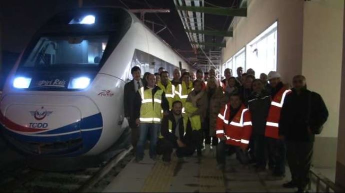 Yüksek Hızlı Tren ilk yolcuları ile İstanbul&#039;a ulaştı