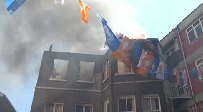 Beyoğlu&#039;ndaki yangında itfaiye erlerine saldırı