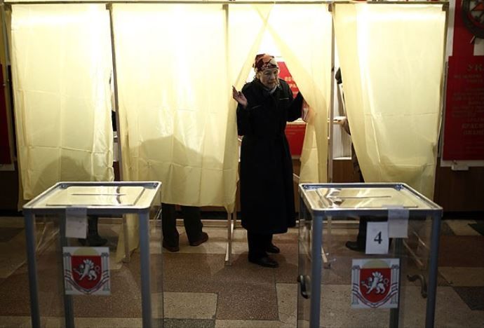 Kırım&#039;da karar günü referandum başladı, halk sandık başında