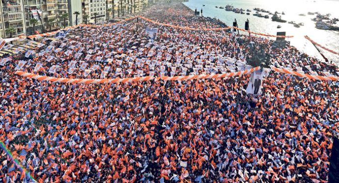İzmir&#039;de Başbakan Erdoğan&#039;a çirkin hareket İZLE
