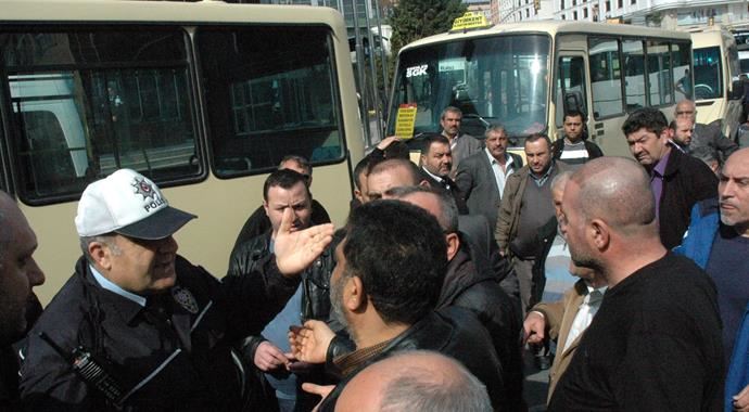 İstanbul&#039;un göbeğinde minibüsçüler yol kesti