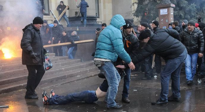 Rusya yanlısı Ukraynalılar, hükümet binalarına saldırıyor