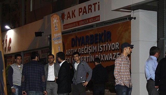 AK Parti Diyarbakır binasına saldırı