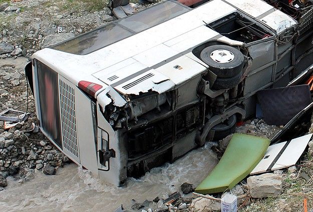 Tayland&#039;da feci kaza otobüs uçuruma yuvarlandı: 30 ölü