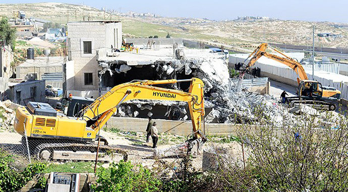 İsrail şimdi de Filistinlilerin evleri yıktı