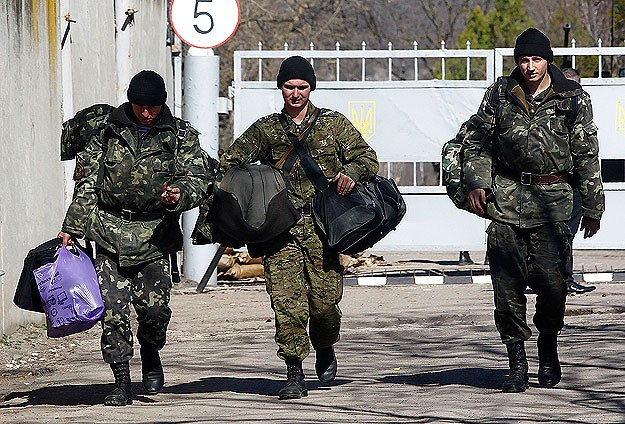 Ukraynalı askerler Kırım&#039;ı terk ediyor