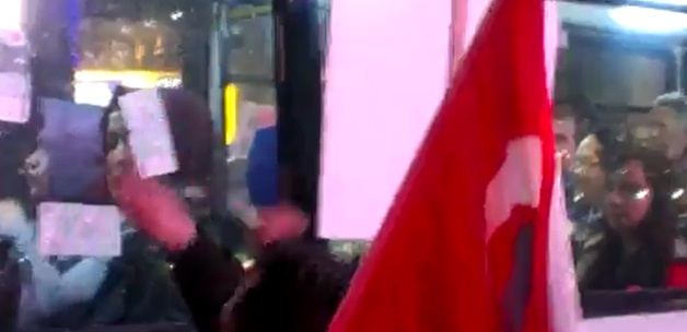 CHP&#039;liler miting sonrası başörtülü kızlara saldırdı