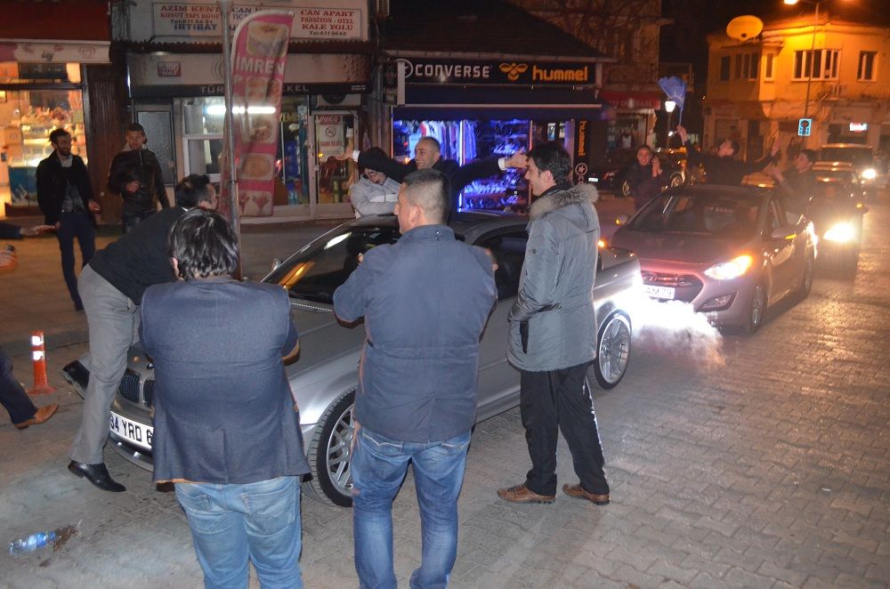 CHP&#039;liler Ankara&#039;da AK Parti konvoyuna tepki gösterdi