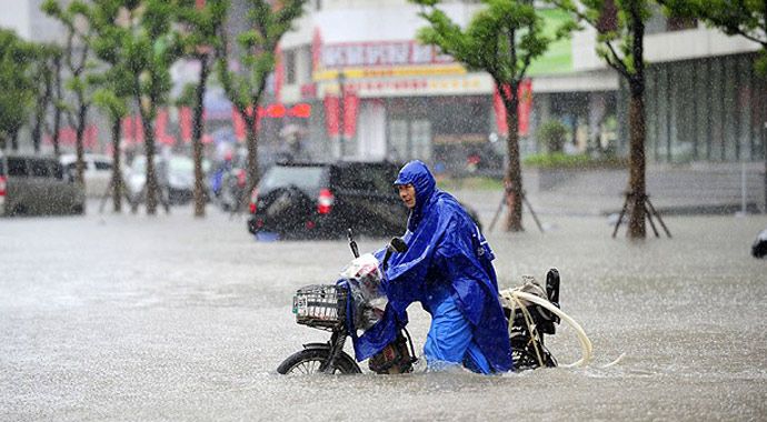 Çin&#039;de şiddetli yağışlar felaket getirdi: 16n ölü