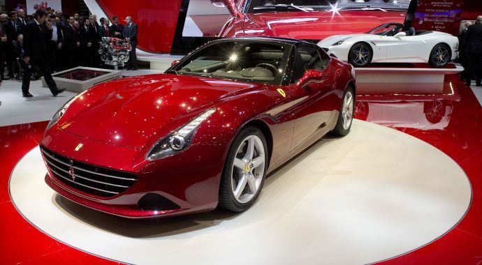 Ferrari yeni modelini tanıttı