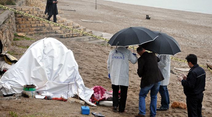Konyaaltı Plajı&#039;nda erkek cesedi