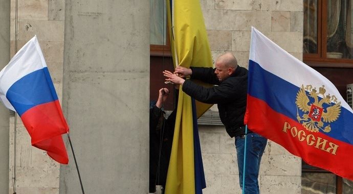 Yanukoviç&#039;in şehrinde Rus bayrakları indirildi