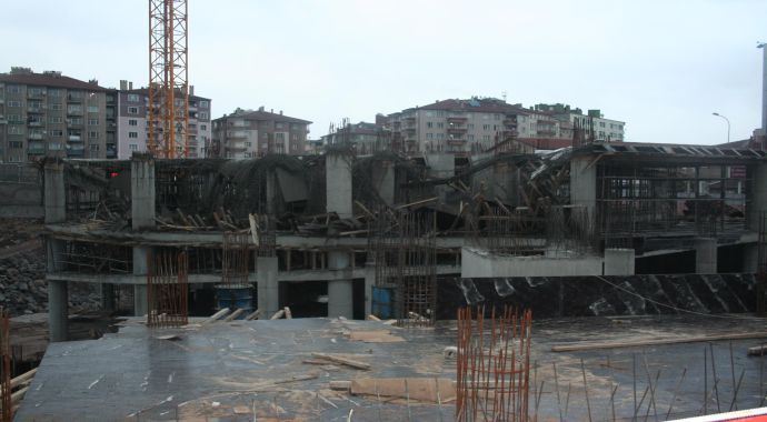 İnşaatın beton kalıpları çöktü: 3 Kişi yaralandı