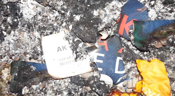 AK Parti afişleri ve Erdoğan&#039;ın posterini yaktılar
