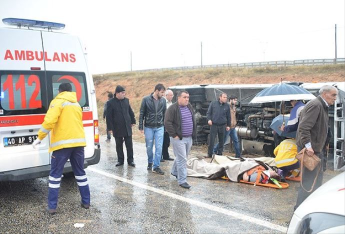 Kırşehir&#039;de yolcu otobüsü devrildi, 32 yaralı var