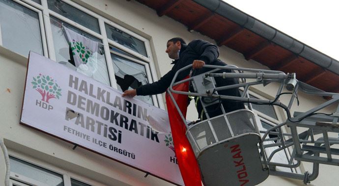 Fethiye&#039;de gerginlik! HDP tabelası yerine Türk bayrağı asıldı