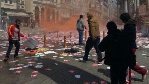 Flaş!.. Taksim&#039;de taraftarlara polis müdahalesi!