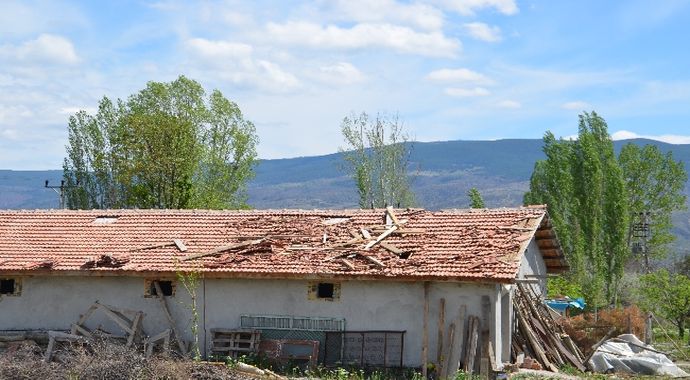 Kastamonu&#039;da hortum evin çatısını uçurdu