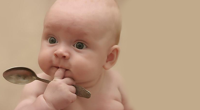 Bebeklerde elini ağzına neden götürüyor?