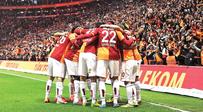 Galatasaray Fener&#039;i devirdi! Sezonluk gurur
