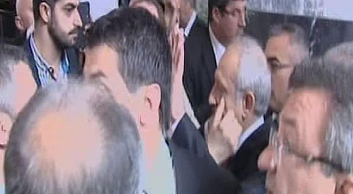 Kemal Kılıçdaroğlu&#039;na yumruklu saldırı! İŞTE O AN