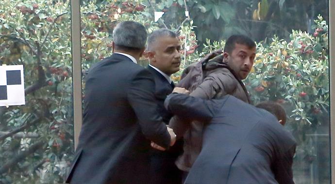 Kılıçdaroğlu&#039;na yumruk atan saldırgan AK Parti&#039;den ihraç edildi