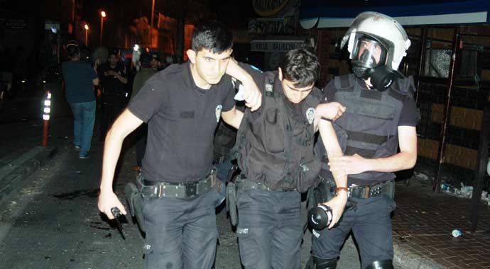 Okmeydanı&#039;nda polise kurşun sıktılar