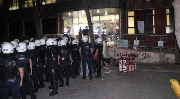 Ege Üniversitesi&#039;nde Soma işgali: 38 gözaltı
