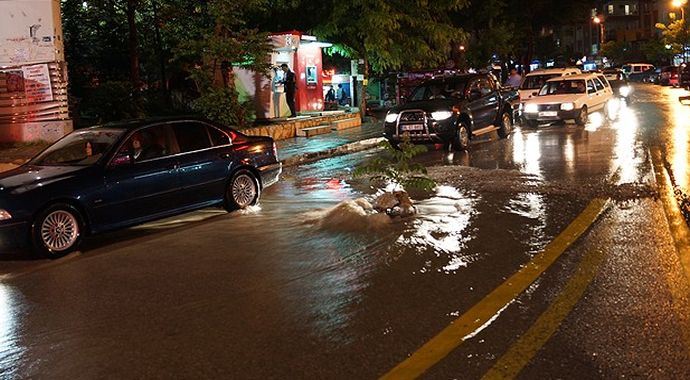 Ankara&#039;da yağmur sele neden oldu