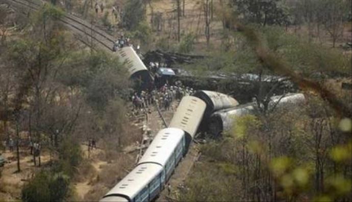 Hindistan&#039;da tren kazası: 40 ölü