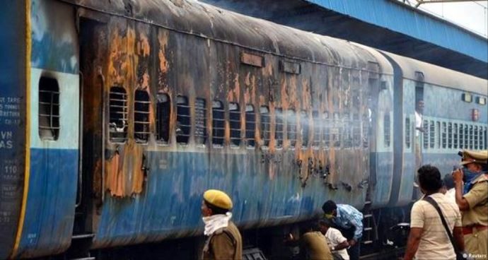Yolcu treniyle yük treni çarpıştı: En az 40 ölü