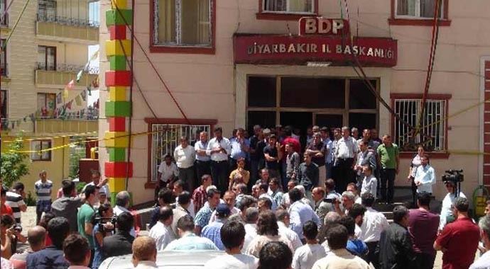 Diyarbakır&#039;da aileler BDP binasını bastı!