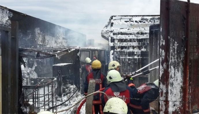 İstanbul&#039;da korkutan TIR yangını