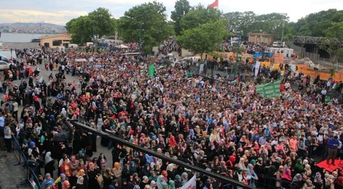 Binler İsrail&#039;i protesto etti