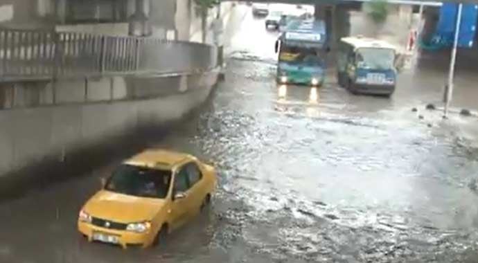 Kadıköy yağmura teslim! Araçlar mahsur, trafik felç