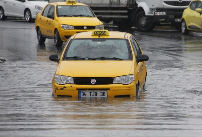 İstanbul&#039;u sel aldı, arabalar mahsur kaldı!